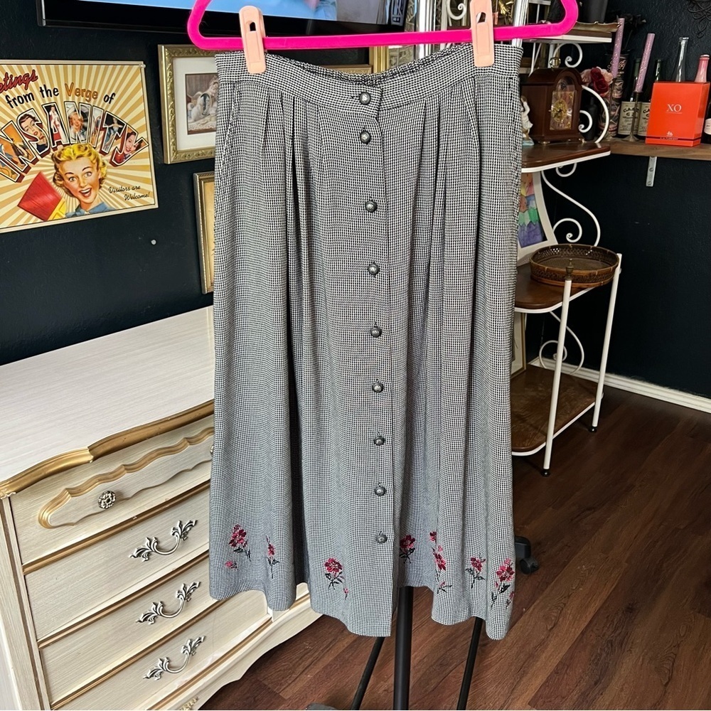 Vintage Button-Down Skirt with Floral Embroidery Size 10
